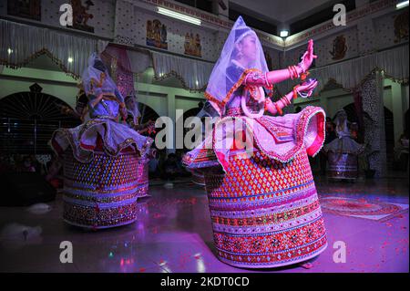 Sylhet, Bangladesh. 07th novembre 2022. 07 nov 2022- Sylhet, Bangladesh: Les filles de Manipuri se latent comme Gopi et Krishna pour célébrer et exécuter le festival traditionnel de danse Ras Leela à Mirgajungle Manipuri Rajbari, Sylhet, Bangladesh. Sur 07 novembre 2022 à Sylhet, Bangladesh (photo de MD Rafayat Haque Khan/ Groupe Eyepix/Sipa USA) crédit: SIPA USA/Alay Live News Banque D'Images