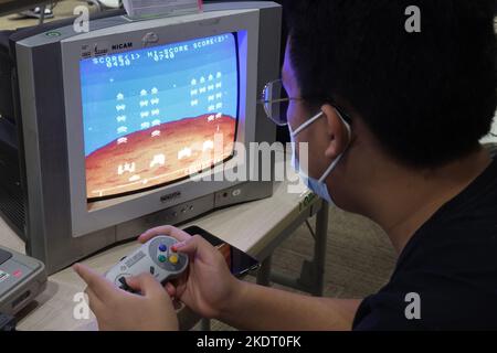 Visiteurs jouant à un jeu de télévision classique à RETRO.HK Gaming Expo 2022 à l'Université Hang Seng de Hong Kong à Sha Tin. 28OCT22 SCMP/Edmond SO Banque D'Images