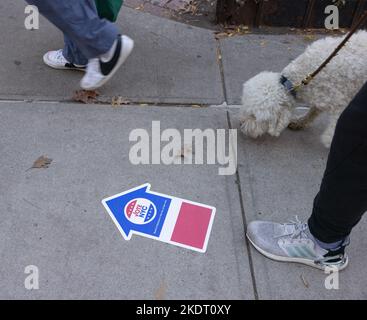 NEW YORK, N.Y. — 8 novembre 2022 : des piétons marchent près d'un site de vote dans le quartier TriBeCa de Manhattan le jour de l'élection 2022. Banque D'Images
