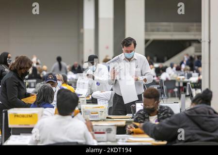 Detroit, Michigan, États-Unis. 8th novembre 2022. Les électeurs de la ville de Detroit comptent les bulletins de vote des absents au début de la matinée du jour de l'élection. Un jour plus tôt, un juge a rejeté le procès de la candidate de la secrétaire d'État républicaine Kristina Karamo demandant que tous les bulletins de vote des absents déposés à Detroit soient disqualifiés. Timothy Kenny, le juge en chef du circuit du comté de Wayne, a jugé que le procès de Karamo ne comportait pas de « preuve » de violations de la loi électorale. Crédit : Jim West/Alay Live News Banque D'Images