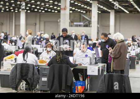 Detroit, Michigan, États-Unis. 8th novembre 2022. Un superviseur (debout) aide les employés électoraux de la ville de Detroit à compter les bulletins de vote des électeurs absents tôt le matin du jour de l'élection. Un jour plus tôt, un juge a rejeté le procès de la candidate de la secrétaire d'État républicaine Kristina Karamo demandant que tous les bulletins de vote des absents déposés à Detroit soient disqualifiés. Timothy Kenny, le juge en chef du circuit du comté de Wayne, a jugé que le procès de Karamo ne comportait pas de « preuve » de violations de la loi électorale. Crédit : Jim West/Alay Live News Banque D'Images