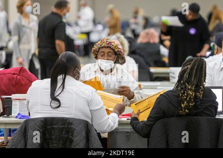 Detroit, Michigan, États-Unis. 8th novembre 2022. Les électeurs de la ville de Detroit comptent les bulletins de vote des absents au début de la matinée du jour de l'élection. Un jour plus tôt, un juge a rejeté le procès de la candidate de la secrétaire d'État républicaine Kristina Karamo demandant que tous les bulletins de vote des absents déposés à Detroit soient disqualifiés. Timothy Kenny, le juge en chef du circuit du comté de Wayne, a jugé que le procès de Karamo ne comportait pas de « preuve » de violations de la loi électorale. Crédit : Jim West/Alay Live News Banque D'Images