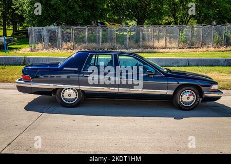 Des Moines, IA - 02 juillet 2022 : vue latérale à haute perspective d'une berline Roadmaster 1992 de Buick lors d'un salon automobile local. Banque D'Images