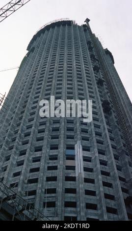 Construction du centre Hopewell en 1979. Le gratte-ciel est un bâtiment de 64 étages de 222 mètres (728 pieds) situé au 183 Queen's Road East, à WAN Chai, sur l'île de Hong Kong, à Hong Kong. Pendant la plus grande partie des années 1980, c'était le plus haut bâtiment de Hobng Kong et le deuxième plus haut en Asie. Photo de Tony Henshaw Banque D'Images