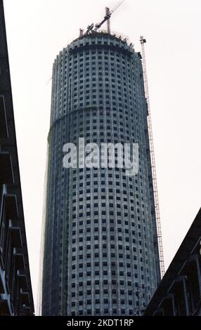 Construction du centre Hopewell en 1979. Le gratte-ciel est un bâtiment de 64 étages de 222 mètres (728 pieds) situé au 183 Queen's Road East, à WAN Chai, sur l'île de Hong Kong, à Hong Kong. Pendant la plus grande partie des années 1980, c'était le plus haut bâtiment de Hobng Kong et le deuxième plus haut en Asie. Photo de Tony Henshaw Banque D'Images