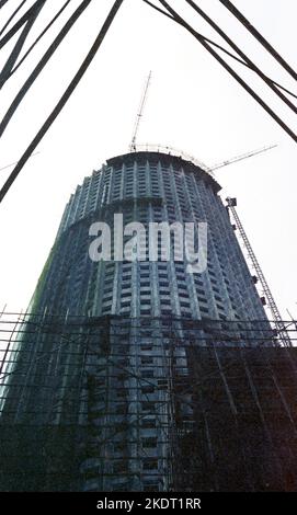 Construction du centre Hopewell en 1979. Le gratte-ciel est un bâtiment de 64 étages de 222 mètres (728 pieds) situé au 183 Queen's Road East, à WAN Chai, sur l'île de Hong Kong, à Hong Kong. Pendant la plus grande partie des années 1980, c'était le plus haut bâtiment de Hobng Kong et le deuxième plus haut en Asie. Photo de Tony Henshaw Banque D'Images