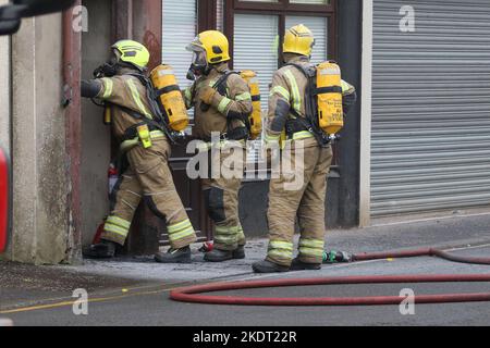 Stevenston, North Ayrshire, Écosse, Royaume-Uni Scottish Fire & Rescue en action alors qu'ils entrent dans un bâtiment en feu à Ayrshire Banque D'Images