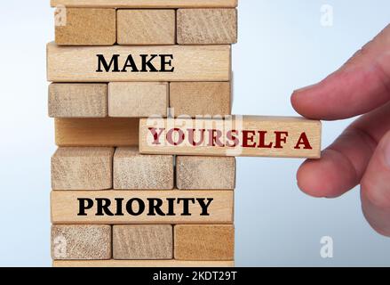 Faites-vous un texte prioritaire sur des blocs de bois. Concept de motivation et d'inspiration. Banque D'Images