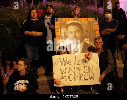 Tucson, Arizona, États-Unis. 6th novembre 2022. La procession annuelle All Souls 33rd à Tucson, Arizona. Sponsorisé par le sans but lucratif beaucoup de bouches à nourrir des centaines de milliers de participants et de spectateurs se réunissent pour se rappeler et honorer les proches et les amis qu'ils ont perdus . Ils pleurent leur mort et célèbrent leur vie en gardant en vie les souvenirs décédés. Les gens s'habillent en costumes richement semblables à ceux vus au jour des morts, mais les deux cérémonies ne sont pas les mêmes. Les marcheurs placent des notes écrites à l'intérieur d'un grand navire en acier appelé l'Urn. Les huissiers prennent les notes et les mettent dans l'Urn qui a Banque D'Images