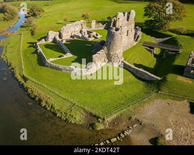 Vue aérienne des ruines du château d'Ogmore datant du 12th siècle, Glamourgan, pays de Galles Banque D'Images