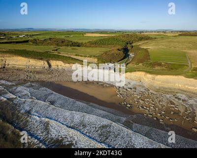 Vue aérienne des falaises de calcaire et de la plage de Southerndown et de Dunraven Bay à Glamorgan, pays de Galles Banque D'Images