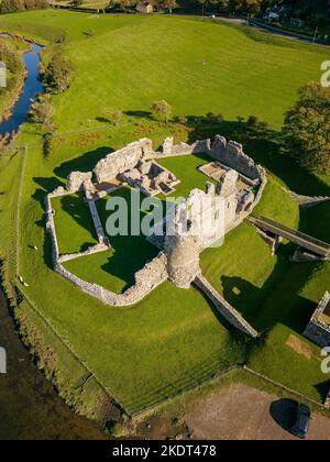 Vue aérienne des ruines du château d'Ogmore datant du 12th siècle, Glamourgan, pays de Galles Banque D'Images