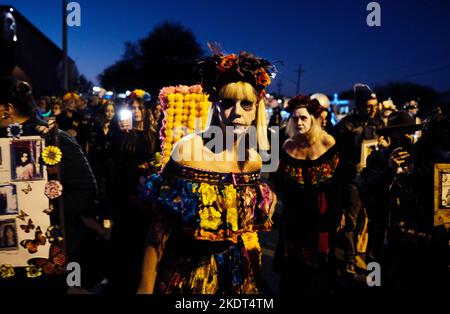 Tucson, Arizona, États-Unis. 6th novembre 2022. La procession annuelle All Souls 33rd à Tucson, Arizona. Sponsorisé par le sans but lucratif beaucoup de bouches à nourrir des centaines de milliers de participants et de spectateurs se réunissent pour se rappeler et honorer les proches et les amis qu'ils ont perdus . Ils pleurent leur mort et célèbrent leur vie en gardant en vie les souvenirs décédés. Les gens s'habillent en costumes richement semblables à ceux vus au jour des morts, mais les deux cérémonies ne sont pas les mêmes. Les marcheurs placent des notes écrites à l'intérieur d'un grand navire en acier appelé l'Urn. Les huissiers prennent les notes et les mettent dans l'Urn qui a Banque D'Images