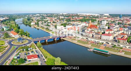 Gorzów Wielkopolski, Pologne - 21 juillet 2022: Vue aérienne du Landsberg an Der Warthe vue panoramique de la ville sur le fleuve à Gorzów Wielkopolski, Pologne. Banque D'Images