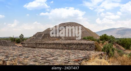 Teotihuacan, Mexiko - 15. Avril 2022: Pyramide de la Lune Mondpyramide Panorama de la Pyramide à Teotihuacan, Mexiko. Banque D'Images