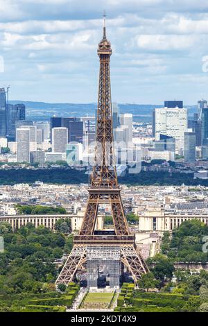 Paris, France - 6 juin 2022 : Tour Eiffel Portrait de voyage d'en haut à Paris, France. Banque D'Images