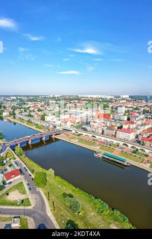 Gorzów Wielkopolski, Pologne - 21 juillet 2022: Vue aérienne de Landsberg an Der Warthe Portrait ville sur le fleuve à Gorzów Wielkopolski, Pologne. Banque D'Images