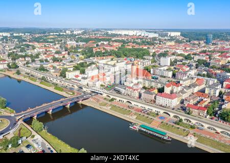 Gorzów Wielkopolski, Pologne - 21 juillet 2022: Vue aérienne de Landsberg an Der Warthe ville sur le fleuve à Gorzów Wielkopolski, Pologne. Banque D'Images
