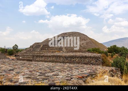 Teotihuacan, Mexiko - 15. Avril 2022: Pyramide de la Lune Mondpyramide Pyramide à Teotihuacan, Mexiko. Banque D'Images