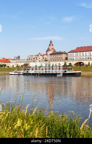 Gorzów Wielkopolski, Pologne - 21 juillet 2022: Landsberg an Der Warthe Portrait ville sur le fleuve à Gorzów Wielkopolski, Pologne. Banque D'Images