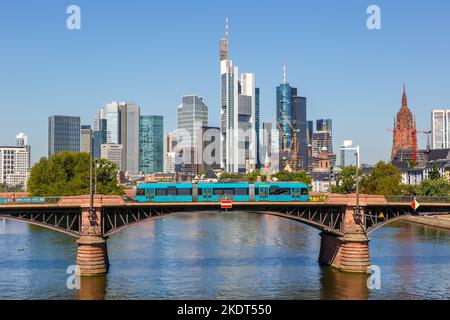 Francfort, Allemagne - 3 août 2022 : ligne d'horizon avec le main et le rail léger sur le pont Ignatz Bubis Voyage à Francfort, Allemagne. Banque D'Images