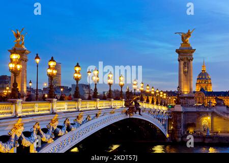 Vue panoramique sur le pont Alexandre III illuminé la nuit avec la Seine. 8th arrondissement, Paris, France Banque D'Images