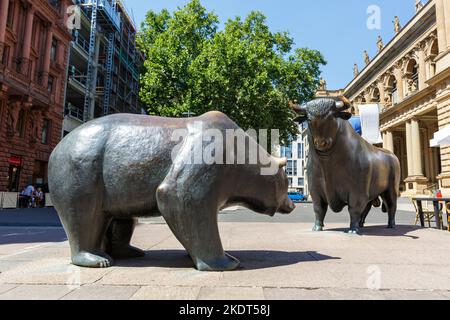 Francfort, Allemagne - 3 août 2022: Bull et Bear à la Bourse de Francfort, Allemagne. Banque D'Images