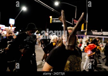 Tucson, Arizona, États-Unis. 6th novembre 2022. La procession annuelle All Souls 33rd à Tucson, Arizona. Sponsorisé par le sans but lucratif beaucoup de bouches à nourrir des centaines de milliers de participants et de spectateurs se réunissent pour se rappeler et honorer les proches et les amis qu'ils ont perdus . Ils pleurent leur mort et célèbrent leur vie en gardant en vie les souvenirs décédés. Les gens s'habillent en costumes richement semblables à ceux vus au jour des morts, mais les deux cérémonies ne sont pas les mêmes. Les marcheurs placent des notes écrites à l'intérieur d'un grand navire en acier appelé l'Urn. Les huissiers prennent les notes et les mettent dans l'Urn qui a Banque D'Images