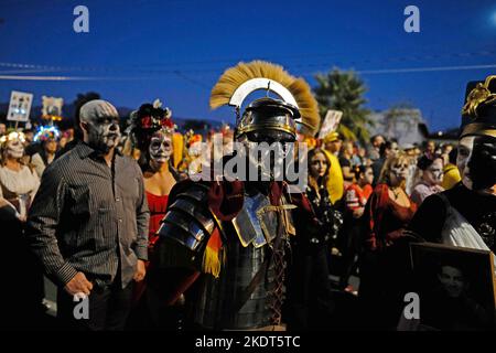 Tucson, Arizona, États-Unis. 6th novembre 2022. La procession annuelle All Souls 33rd à Tucson, Arizona. Sponsorisé par le sans but lucratif beaucoup de bouches à nourrir des centaines de milliers de participants et de spectateurs se réunissent pour se rappeler et honorer les proches et les amis qu'ils ont perdus . Ils pleurent leur mort et célèbrent leur vie en gardant en vie les souvenirs décédés. Les gens s'habillent en costumes richement semblables à ceux vus au jour des morts, mais les deux cérémonies ne sont pas les mêmes. Les marcheurs placent des notes écrites à l'intérieur d'un grand navire en acier appelé l'Urn. Les huissiers prennent les notes et les mettent dans l'Urn qui a Banque D'Images