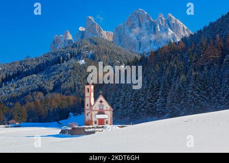 Vue d'hiver de l'église Saint-Johann à Ranui avec les Dolomites de Puez-Odle, Villnoss Villnösser Tal, Tyrol du Sud, Italie Banque D'Images