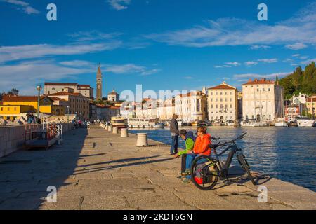Piran, Slovénie - 17 septembre 2022. Un quai au bord de l'eau de la ville médiévale historique de Piran sur la côte de la Slovénie Banque D'Images