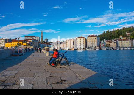 Piran, Slovénie - 17 septembre 2022. Un quai au bord de l'eau de la ville médiévale historique de Piran sur la côte de la Slovénie Banque D'Images