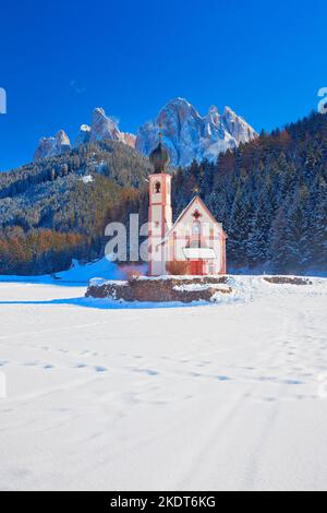 Vue d'hiver de l'église Saint-Johann à Ranui avec les Dolomites de Puez-Odle, Villnoss Villnösser Tal, Tyrol du Sud, Italie Banque D'Images