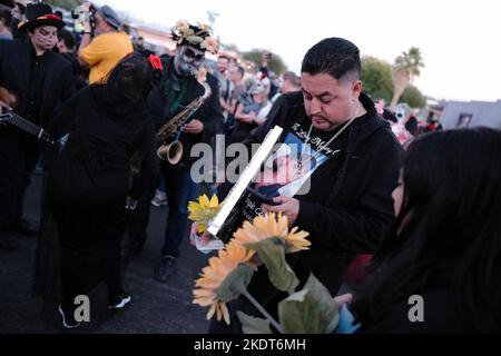 Tucson, Arizona, États-Unis. 6th novembre 2022. La procession annuelle All Souls 33rd à Tucson, Arizona. Sponsorisé par le sans but lucratif beaucoup de bouches à nourrir des centaines de milliers de participants et de spectateurs se réunissent pour se rappeler et honorer les proches et les amis qu'ils ont perdus . Ils pleurent leur mort et célèbrent leur vie en gardant en vie les souvenirs décédés. Les gens s'habillent en costumes richement semblables à ceux vus au jour des morts, mais les deux cérémonies ne sont pas les mêmes. Les marcheurs placent des notes écrites à l'intérieur d'un grand navire en acier appelé l'Urn. Les huissiers prennent les notes et les mettent dans l'Urn qui a Banque D'Images