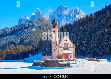 Vue d'hiver de l'église Saint-Johann à Ranui avec les Dolomites de Puez-Odle, Villnoss Villnösser Tal, Tyrol du Sud, Italie Banque D'Images