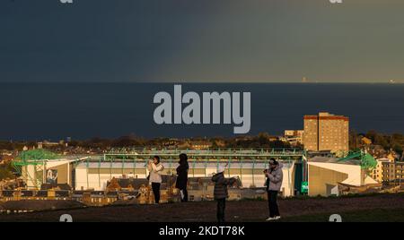 Calton Hill, Édimbourg, Écosse, Royaume-Uni, 8th novembre 2022. Météo au Royaume-Uni : soleil et nuages avec des touristes prenant des photos de la vue sur le Firth of Forth avec le stade Hibernian football Club en arrière-plan. Crédit : Sally Anderson/Alay Live News Banque D'Images