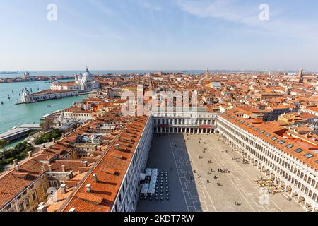 Venise, Italie - 21 mars 2022: Place Saint Marc Piazza San Marco d'en haut vue d'ensemble Voyage ville à Venise, Italie. Banque D'Images