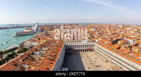 Venise, Italie - 21 mars 2022: Place Saint Marc Piazza San Marco de dessus vue d'ensemble Voyage de vacances Panorama de la ville à Venise, Italie. Banque D'Images