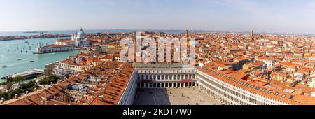 Venise, Italie - 21 mars 2022: Place Saint Marc Piazza San Marco de dessus vue d'ensemble Voyage de vacances Panorama de la ville à Venise, Italie. Banque D'Images