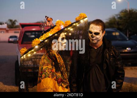 Tucson, Arizona, États-Unis. 6th novembre 2022. La procession annuelle All Souls 33rd à Tucson, Arizona. Sponsorisé par le sans but lucratif beaucoup de bouches à nourrir des centaines de milliers de participants et de spectateurs se réunissent pour se rappeler et honorer les proches et les amis qu'ils ont perdus . Ils pleurent leur mort et célèbrent leur vie en gardant en vie les souvenirs décédés. Les gens s'habillent en costumes richement semblables à ceux vus au jour des morts, mais les deux cérémonies ne sont pas les mêmes. Les marcheurs placent des notes écrites à l'intérieur d'un grand navire en acier appelé l'Urn. Les huissiers prennent les notes et les mettent dans l'Urn qui a Banque D'Images