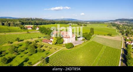 Birnau, Allemagne - 13 juin 2022 : Monastère cistercienne au lac de Constance Église baroque de pèlerinage vue aérienne panoramique à Birnau, Allemagne. Banque D'Images