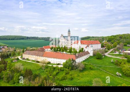 Neresheim, Allemagne - 8 mai 2022 : vue aérienne de l'église baroque de l'abbaye de Neresheim, Allemagne. Banque D'Images