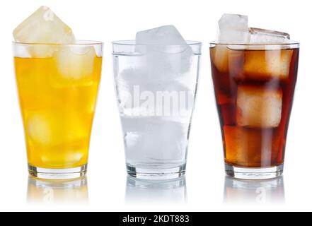 Stuttgart, Allemagne - 11 novembre 2021: Boissons limonade Cola boissons gazeuses en verre isolées exonérées dans Une rangée à Stuttgart, Allemagne. Banque D'Images