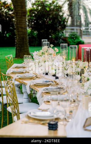 Célébration de mariage dans le jardin avec table élégante Banque D'Images