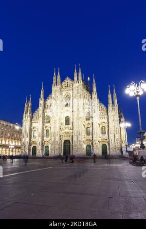 Milan, Italie - 22 mars 2022: Cathédrale de Milan Duomo di Milano Voyage de voyage ville Portrait de nuit à Milan, Italie. Banque D'Images