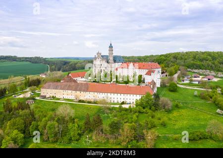 Neresheim, Allemagne - 8 mai 2022 : vue aérienne de l'église baroque de l'abbaye de Neresheim, Allemagne. Banque D'Images