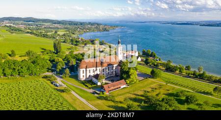 Birnau, Allemagne - 13 juin 2022 : Monastère cistercienne au lac de Constance Église baroque de pèlerinage vue aérienne panoramique à Birnau, Allemagne. Banque D'Images