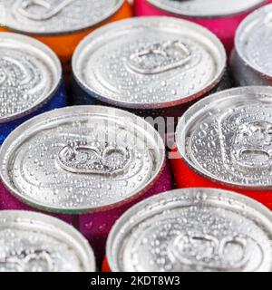 Stuttgart, Allemagne - 15 novembre 2021: Boissons soda Cola Soft drinks in canettes Beverage canettes Square à Stuttgart, Allemagne. Banque D'Images