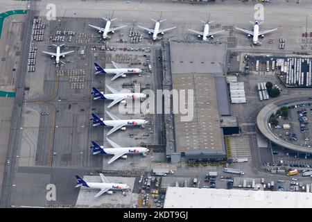 Rampe de transport aérien FedEx Cargo à l'aéroport de Los Angeles, une plaque tournante pour les avions FedEx. Federal Express à la rampe de chargement de l'aéroport de LAX. Banque D'Images