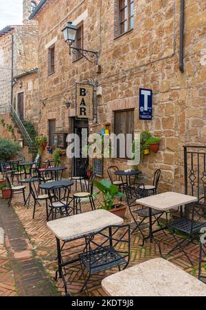 Café et bar dans les rues de la vieille ville de Sovana, Toscane, Italie Banque D'Images